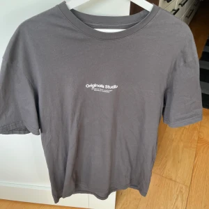 Grå jack & jones t-shirt - En grå och fin jack & jones t-shirt, knappt använd och inga defekter🙌 nypris 200kr