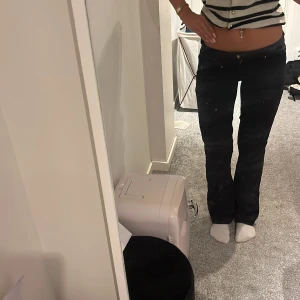 Levis bootcut jeans - Lågmidjade bootcut jeans från Levis. Sparsamt använda