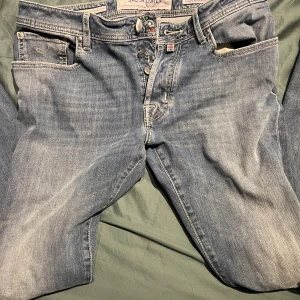 Jacob cohens jeans  - Säljer nu mina Jacob cohen jeans för att de är för stora för mig, de är i väldigt fint skick. Hör av er för fler bilder eller andra funderingar