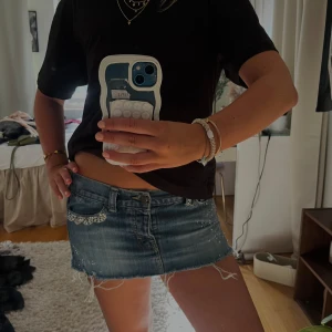 Lågmidjad jeanskjol från hollister - As snygg unik jeanskjol från hollister, superfin men kommer tyvärr inte till använding 💕🥺🥺🥺🥺 midjemått: 41 cm rakt över, längd: 23 cm 