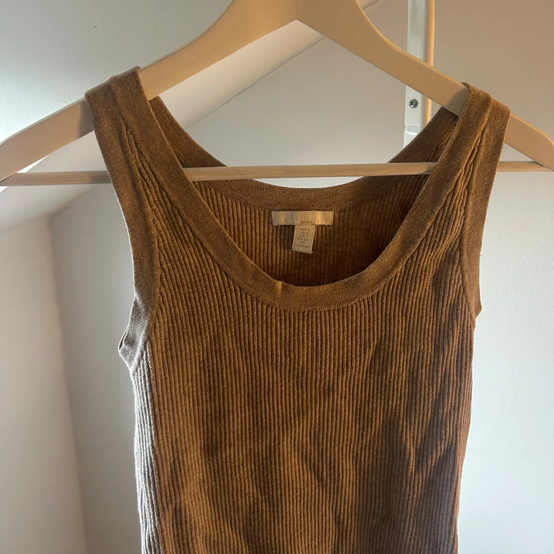 Ribbad brun linnetopp från H&M