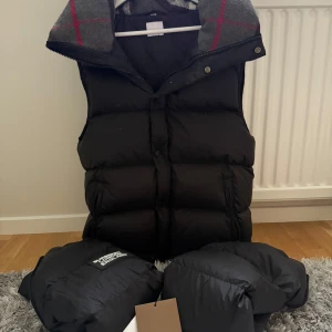Burberry Jacka/Väst ( S ) - ( SÅLDA PÅ VINTED! ) Tja! Säljer denna feta Jacka/Väst från Burberry, skicket är väldigt bra förutom lite små slitage på bröstet men det är inget som syns jättemycket. tags och båda armarna tillkommer såklart. Skriv ifall du har frågor eller liknande.