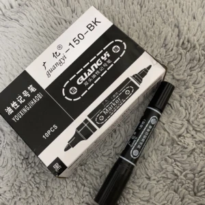 Permanent pennor 10st  - Bilden visar en förpackning med svarta markers , modell 150-. Perfekt för att skapa snygga anteckningar, teckningar eller markera viktiga saker i din vardag. Passar dig som gillar att vara kreativ eller behöver tydligam markeringar till studier och projekt.