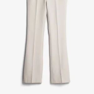 Beiga bootcut kostymbyxor lågmidja  - Bik bok Stilrena beiga kostymbyxor med bootcut och pressveck. Byxorna har en klassisk look och är perfekta för dig som gillar en clean look. Låg midja.  nypris 500