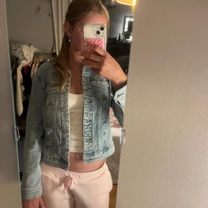 Ljusblå jeansjacka från ONLY XS - Snygg ljusblå jeansjacka från ONLY i storlek XS. Klassisk modell med knappar framtill, två bröstfickor med lock och långa ärmar. Jackan har en fräsch tvättad look och passar perfekt till vår och sommar. Superenkel att styla till allt!