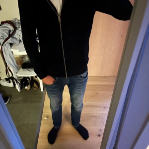 Svart full zip  - Jag säljer denna för att jag inte använder den lika mycket som innan. Jag den passar på folk från 175-183cm långa