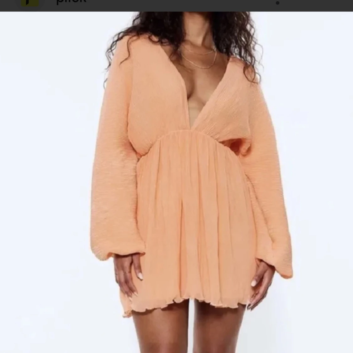 Persikofärgad kort klänning med v-ringning - 1