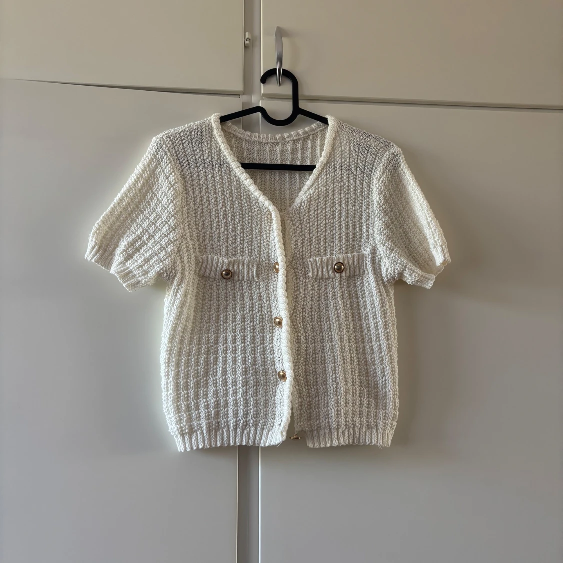 Vit stickad kofta med kort ärm