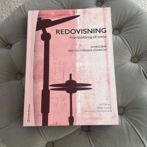 Redovisning: Från bokföring till analys - Övningsbok med fullständiga lösningar - Perfekt för dig som vill förstå grunderna i bokföring och redovisning! Boken innehåller övningar med lösningar och tydliga förklaringar, vilket gör det enkelt att plugga och utvecklas. Passar både dig som är nybörjare och dig som vill fördjupa dina kunskaper. Student, Personalvetare! Har skrivit i boken, men har suddat ut det! Annars fint skick! Är klar med boken. 