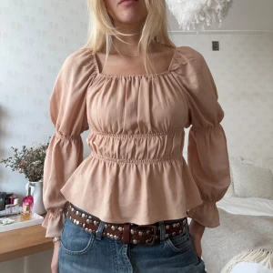 Beige blus - ❤️REA❤️ lägger ut igen, nu med nedsatt pris! 3 för 2 gäller på alla annonser, billigaste på köpet☺️Kan även ge större rabatt vid köp av fler plagg än så, vill bli av med allt!