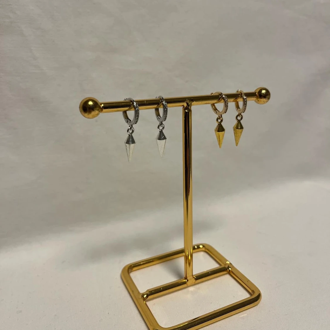 Örhängen med spetsiga hängen i guld och silver - 2
