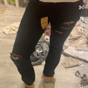 jeans  - supersnygga jeans med slitningar jätte mörk blå ser svart ut/osäker p märke kan kollas upp vid intresse 