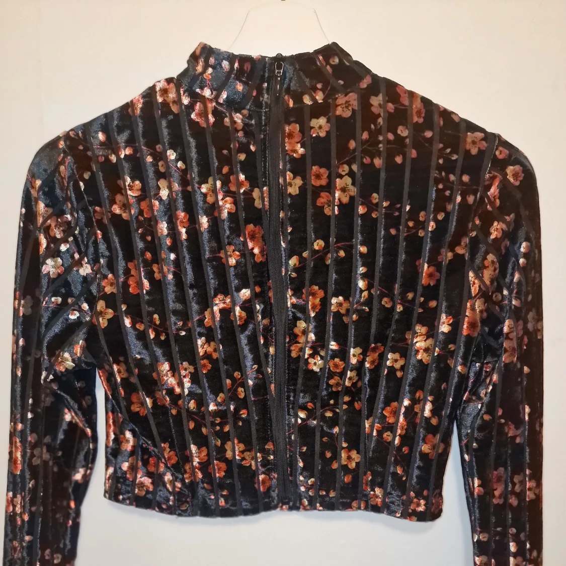 Svart blommig crop topp - 2