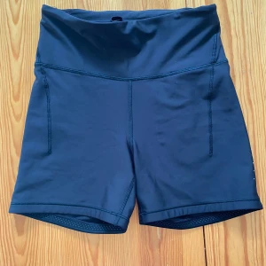 Svarta träningsshorts från Athleta - Svarta träningsshorts med silikonband som gör att de sitter på plats! Perfekta för gymmet eller löprundan.