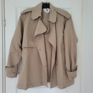 Beige trenchcoat från ARKET, S - Kort beige trenchcoat från ARKET i storlek S. Mycket fint skick!!!