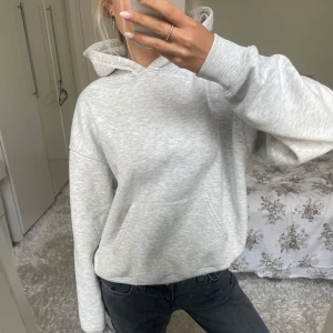 Grå hoodie  - Säljer denna grå hoodie från Gina Tricot med tryck på baksidan. Den är i storlek XS men sitter oversized på mig som vanligtvis bär XS. Har du någon fråga är det bara att höra av dig🫶🏻