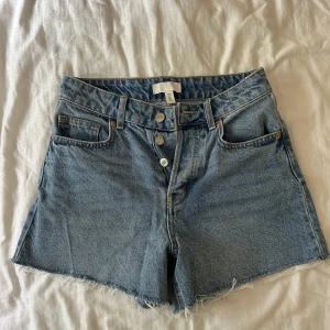 Blå jeansshorts från H&M - Snygga blå jeansshorts från H&M. Inte använda.
