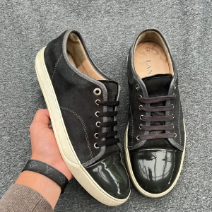 Lanvin - Hej! Säljer nu dessa riktigt snygga lanvins i färgen elephant grey vilket enligt en stor publik är favoriten! Size: uk8/ 42-43 Skick:7,5/10! Vad ingår? Box och snören! Hör av dig vid minsta fundering 🤩