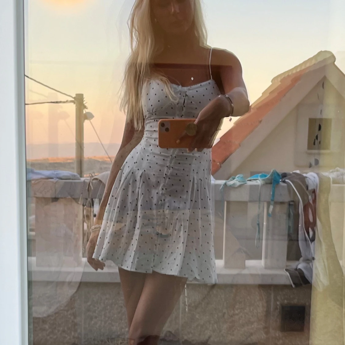 Vit prickig kort sommarklänning - 1