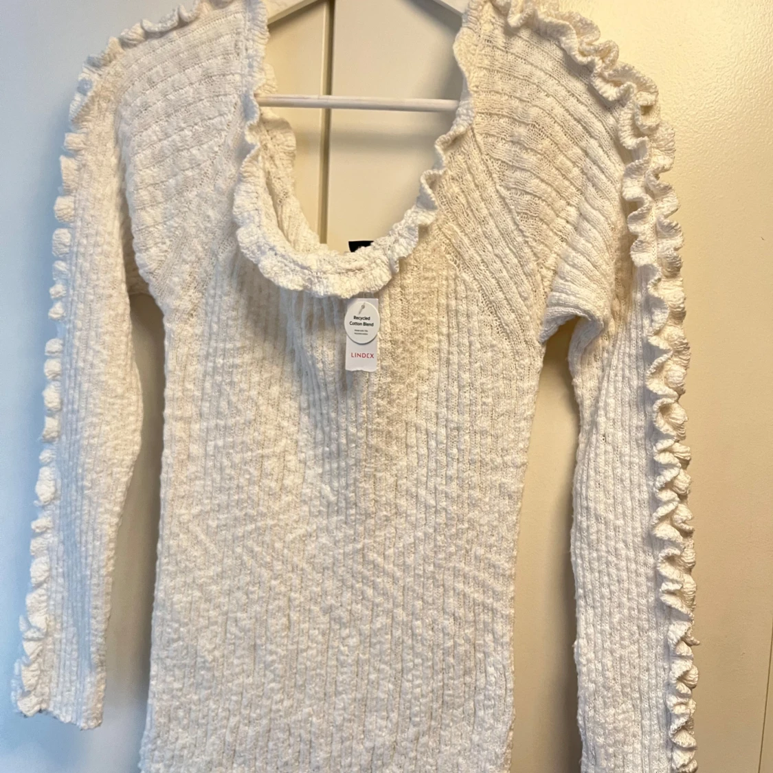 Vit stickad tröja med volang från Lindex