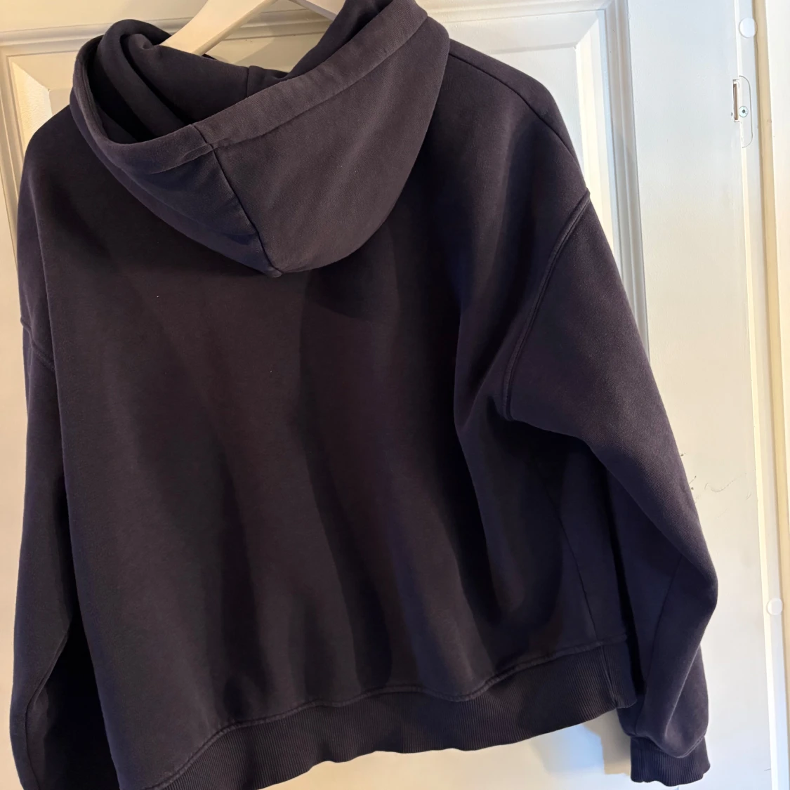 Mörkblå hoodie från Basically Basics - 1