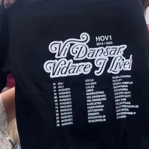 Svart Hov1 merch hoodie - BUDGIVNING på en svart hov1 hoodie, ligger just nu på 3000. helt ny och ligger fortfarande i plastpåsen, dvs inte ens öppnad. Köpte den 16 augusti på Konsert, om ni är intresserade så är det bara att kontakta mig🥰lånad bild på första, andra är min❣️ bara att kontakta mig om du vill ha bilder😊