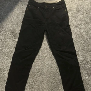 Svarta jeans straight fit - Snygga svarta jeans med klassisk femficksdesign och raka ben. Byxorna har en stilren look och passar perfekt om du vill ha en chill och tidlös vibe. Materialet är mjukt och ger en skön känsla hela dagen. Perfekt för dig som gillar enkel och clean stil.