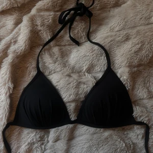 Svart bikiniöverdel  - bikiniöverdel från H&M i storlek 34
