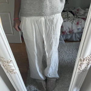 Vita linnebyxor med snörning - Säljer ett par chill vita linnebyxor med snörning i midjan och raka ben. De har en loose passform och är perfekta för varma dagar. Materialet är linne som ger en skön och luftig känsla. Passar dig som gillar en avslappnad stil. säljer för de är för stora på mej❤️