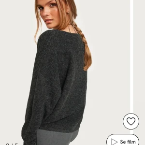 Mörkgrå stickad tröja Vero Moda - Säljer den här jättefina och mjuka stickade tröjan från Vero Moda med en V ringning. Tröjan är aldrig använd och har lappen kvar! Nypris 280kr