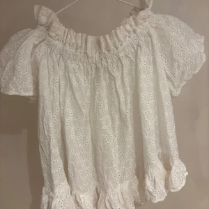 Vit blus - Vit blus från Asos, storlek 32 men passar även 34 och 36💓