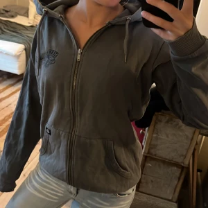 Hoodie - Säljer en hoodie från Dickies med coolt tryck på ryggen. Den är väldigt varm och perfekt till vintern💕