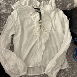 Vit blus med snörning från 157 - Säljer en vit blus från 157 i storlek M❣️aldrig andvänd 