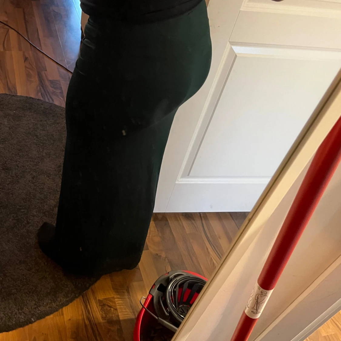 Mörkgrön långkjol med slits - 1