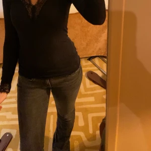 Jeans - Säljer ett par mörkgråa låg midjade jeans ifrån Gina i storlek 170, jätte fina och använda ett par gånger! 🥰