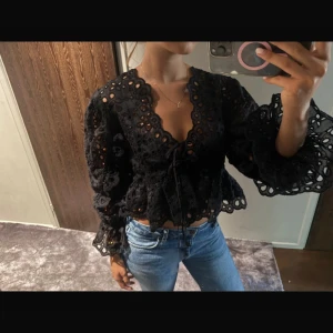 Svart blus med broderier - Sååå fin🥰🥰😍😍 Använd fåtal gånger och i toppskick!!