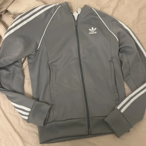 Adidas SST-grå  - Säljer denna feta adidas sst i ljusgrå. Den här färgen säljs inte längre. Xs passar även S. Använd väldigt lite