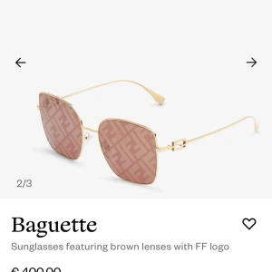 Fendi Baguette solglasögon guld - Snygga solglasögon från Fendi med fyrkantiga linser i brun ton och FF-logga som mönster. Tunn guldfärgad metallbåge ger en lyxig vibe och lätt känsla. Perfekt accessoar för att sticka ut och addera designerstil till din look.