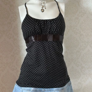 Svart prickig linnetopp med rosettband - Y2k milkmaid polka dot cami top with bow no size tag will fit S/M Kolla gärna på mina andra mina andra annonser 