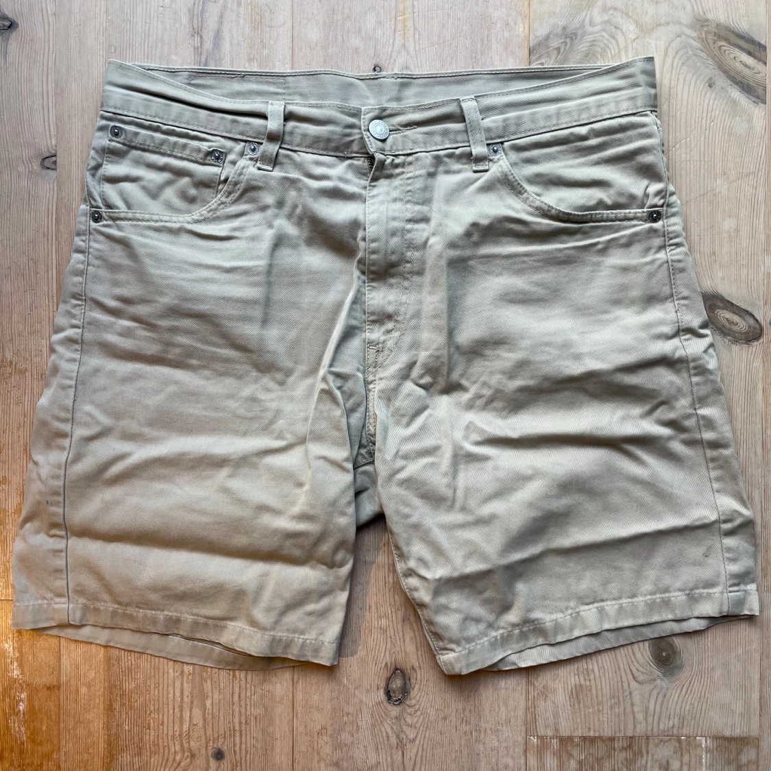 Beige Levi's 521 shorts i bomull