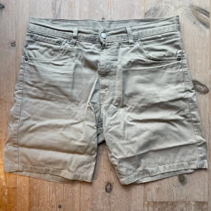 Beige Levi's 521 shorts i bomull - Snygga beige shorts från Levi's modell 521 med Levi's-patch bak. Tillverkade i bomull med normal passform och sitter riktigt bra. Skriv vid intresse!