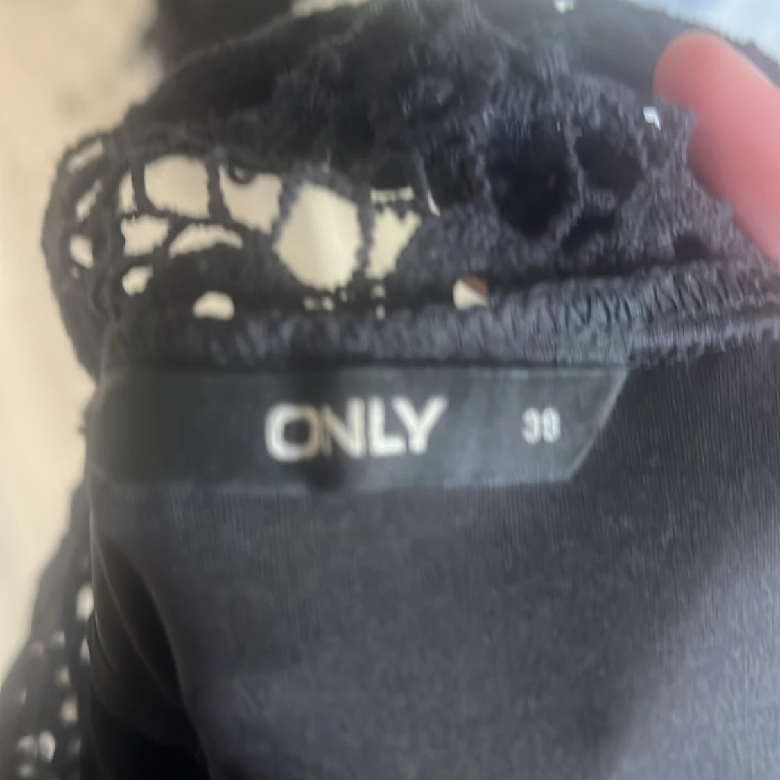 Svart blus med spets från ONLY - 1