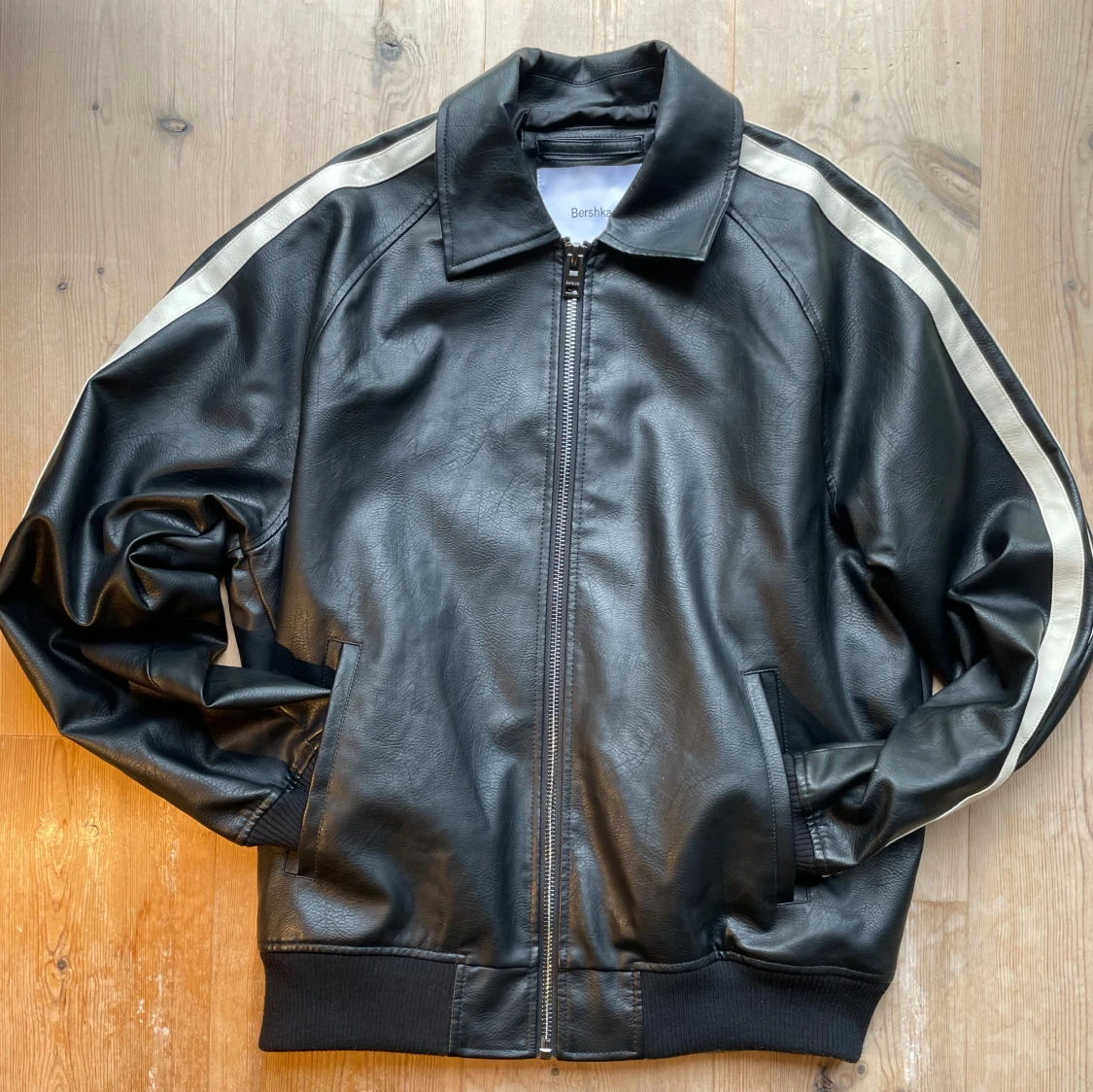 Svart skinnjacka med vita ränder Bershka