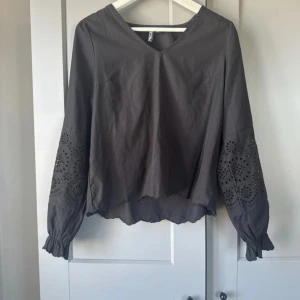 Svart blus från Pieces  - Blus från Pieces i fint skick