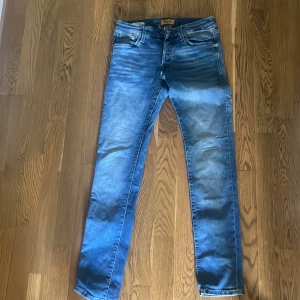 Slim Glenn blå jeans storlek 29/32 Jack and jones - Snygga blå jeans från Slim Glenn i storlek 29/32. Modellen har en slim passform. De är från Jack an är Jones. De är i väldigt bra skick.