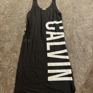 Calvin Klein sommar klänning - En klänning från Calvin Klein som passar perfekt att ha på sig över bikinin en dag på stranden!😍 Super fin passform och knappt använd