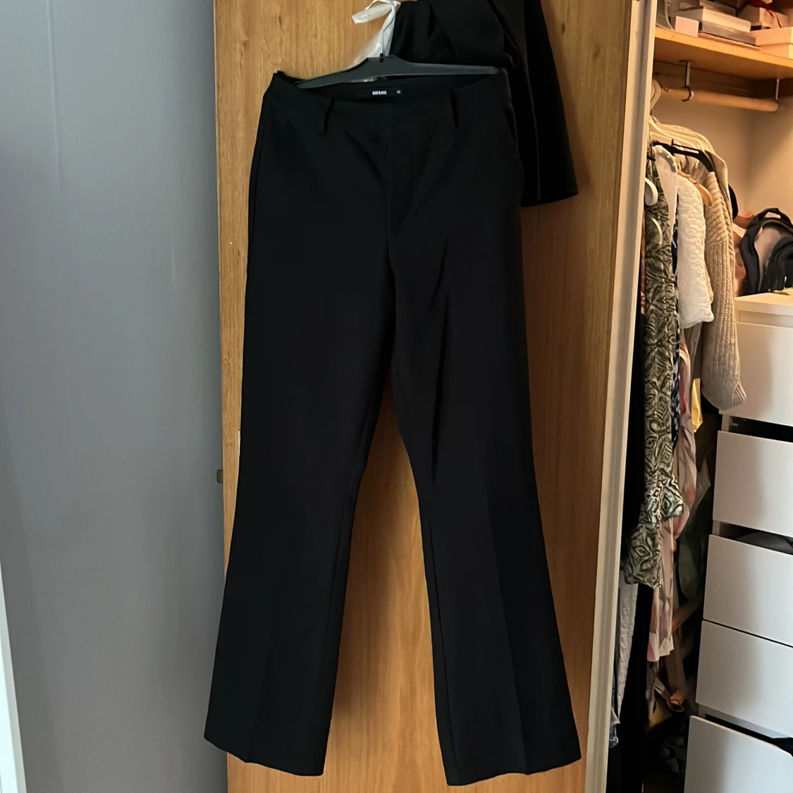 Svarta bootcut kostymbyxor BikBok
