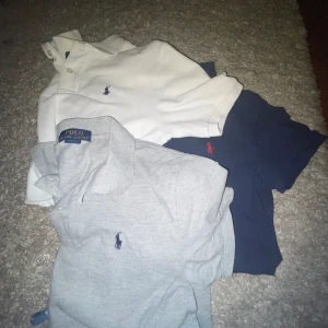 3X Ralph Lauren piker  - Tja, säljer tre st poler i storlek 14-16 för mer och bättre bilder kom privat. Bra skick skulle jag ändå säga, passar bra nu till skolstarten!