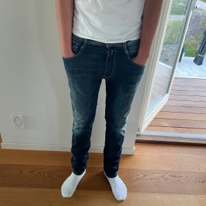 Replay Anbass jeans  - Säljer nu dessa Replay Anbass jeans, skriv för fler bilder/frågor🙌🏼