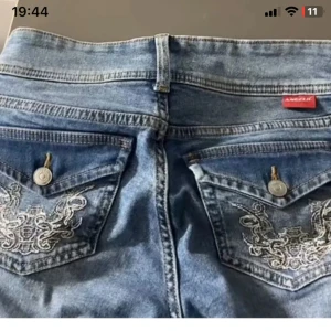 Y2k flare jeans (Buda) - (low waist flare/bootcur) (Inte min bild men kan självklart ta egna) älskar dom hära byxorna ja köpte dom här på plick! dom är från H&M limted collection ser lite ur som miss me dup33, Inga defecter, Buda på!!! (är inte riktigt säker om ja vill sälja” 